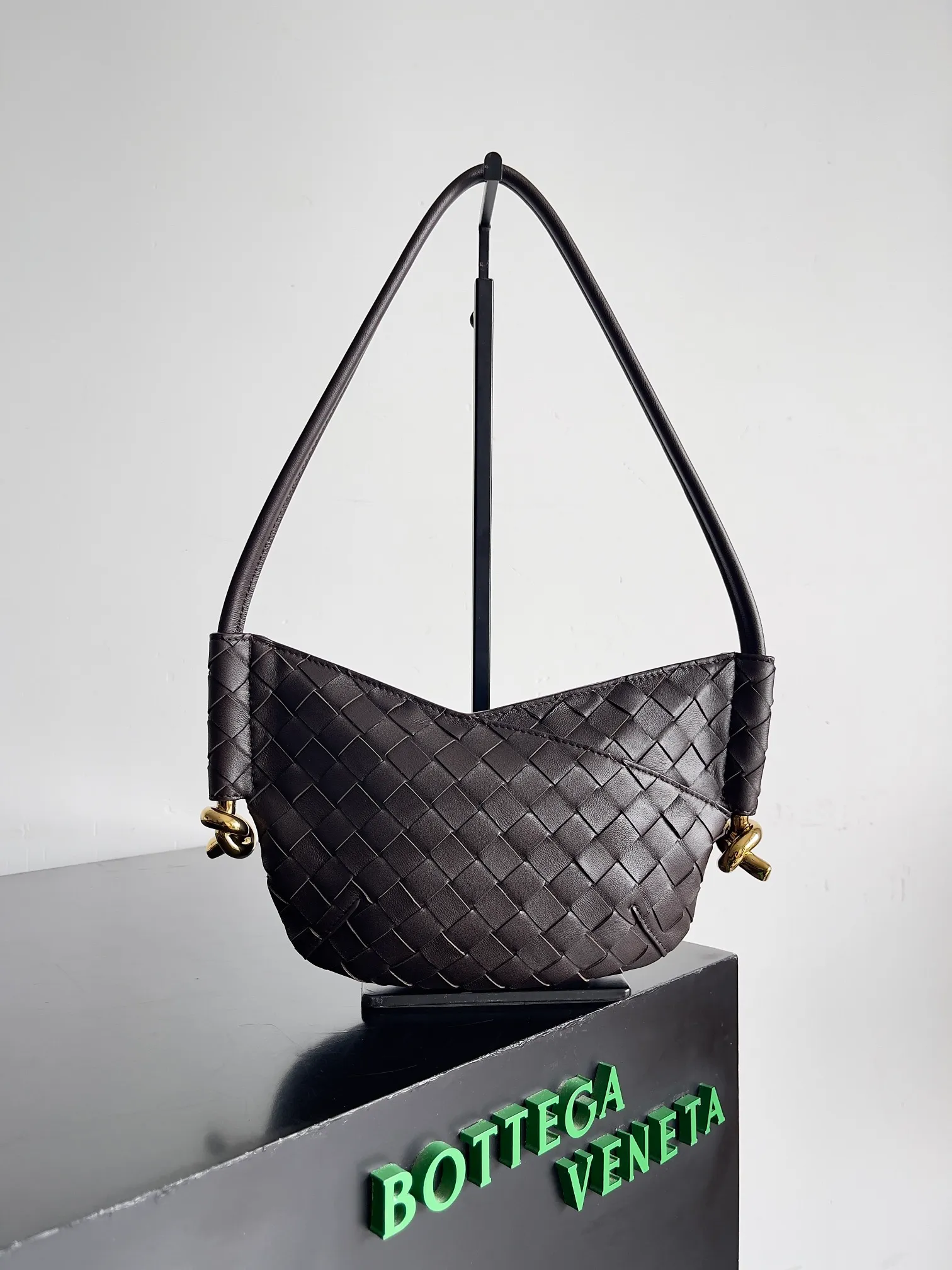 Batch 1660 BVMini Solstce's latest armpit bag, with a relaxed feel in summer. It's really cute. Knot metal knots are decorated on both sides to add interest. BV's recent soul elements are not found in every bag. Compared with the other two sizes, this mini is more elegant and refined. Niche personality 🉑Salt🉑Sweet Style number: 796378 Size: 28*18*depth 5cm
